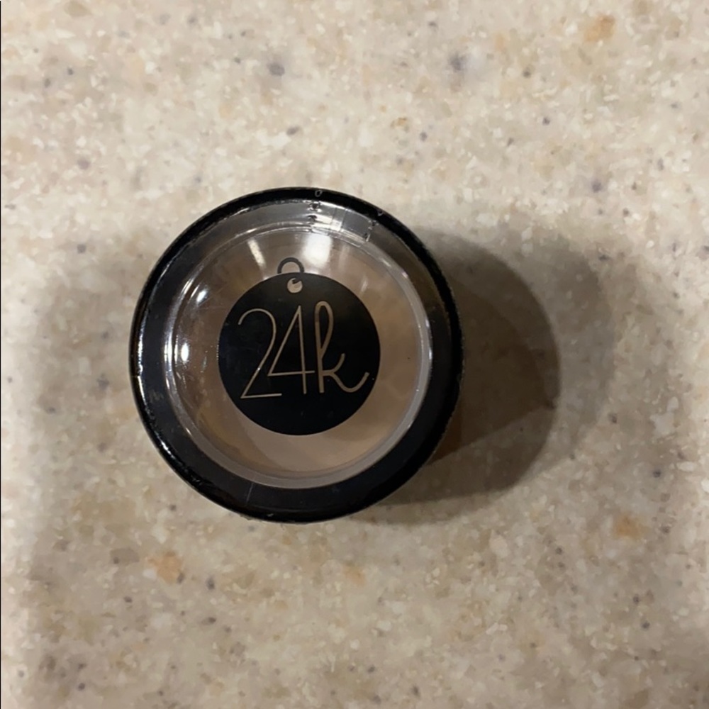 Sealed Benefit 24 hr Nugget shimmering powder.